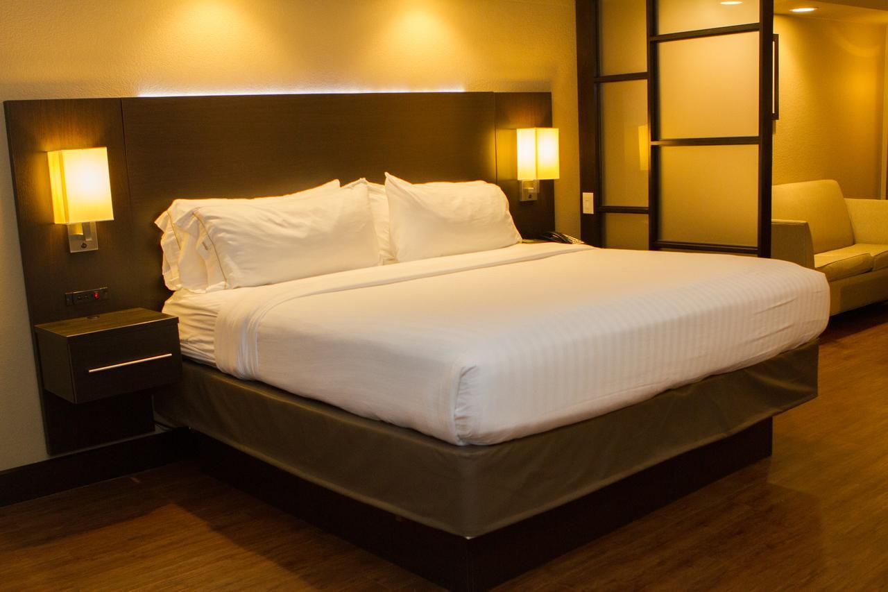 Holiday Inn Express & Suites San Antonio Medical - Six Flags By Ihg Exteriér fotografie