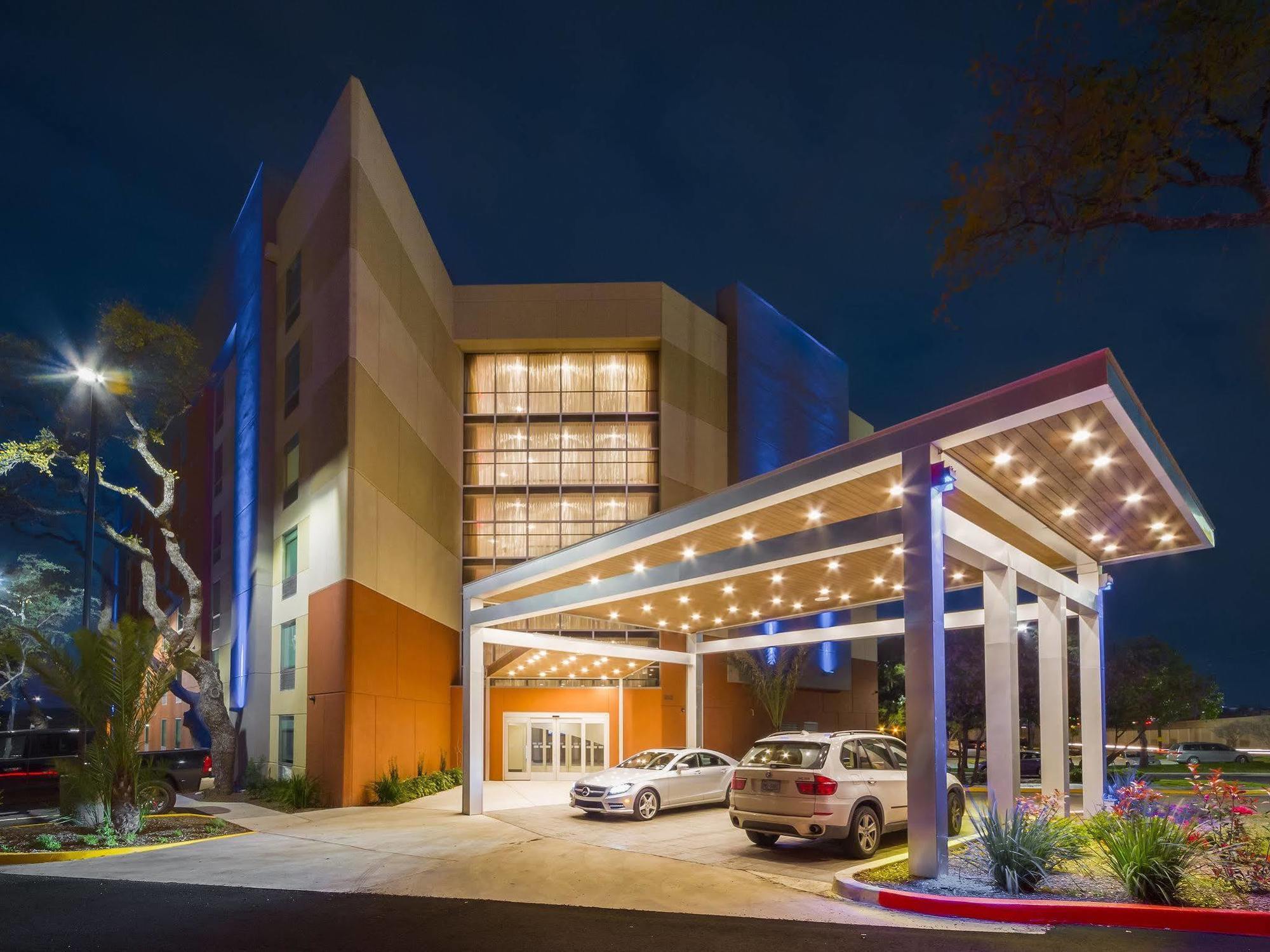Holiday Inn Express & Suites San Antonio Medical - Six Flags By Ihg Exteriér fotografie